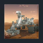 Mars Science Laboratory Curiosity Rover. 4 Magnet<br><div class="desc">Artists idé om mars Science Laboratory Curiosity Rover, en mobil robot för att undersöka Mars tidigare eller nuvarande förmåga att upprätthålla mikrobiellt liv. I bild utreder roven ett sten på Mars med en uppsättning verktyg i slutet av rovens arm, som sträcker sig omkring 7 fot. Två instrument vid arm kan...</div>