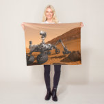Mars Science Laboratory Curiosity Rover. Fleecefilt<br><div class="desc">Konstnärskoncept av marsvetenskapens laboratoriekuriositetsrover, en mobil robot för att undersöka Mars tidigare eller nuvarande förmåga att upprätthålla mikrobiellt liv. I bild utreder roven ett sten på Mars med en uppsättning verktyg i slutet av rovens arm, som sträcker sig omkring 7 fot. Två instrument vid arm kan nära studera sten. En...</div>