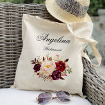Marsala burgundy blommigt Bridesmaid Personlig Tygkasse<br><div class="desc">Ta en titt på 400 populära stilar i bröllop tote bags från vår butiks "Bröllop Tote bags"-samling! Om du klickar på "Redigera design" kan du anpassa ytterligare. Du kan ändra typsnittet storlekt, typsnitt färg med mera! bröllop tote bags, tote bags bröllop, rustiskt tote bags, modernt tote bags, namn, personlig, tote...</div>
