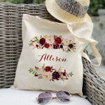 Marsala burgundy blommigt Bridesmaid Personlig Tygkasse<br><div class="desc">Kolla in över 200 populära stilar i bröllop tote bags från vår butiks "Bröllop Tote bags"-samling! Om du klickar på "Redigera design" kan du anpassa ytterligare. Du kan ändra typsnittet storlekt, typsnitt färg med mera! bröllop tote bags, tote bags bröllop, blommigt tote bags, rustisk blommigt, rustik tote bags, namn, personlig,...</div>