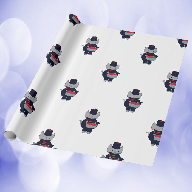 Marscherande band katt virveltrumma marinblå röd m presentpapper (Wrapping paper of a cat playing drums in a navy blue & red marching band uniform.)