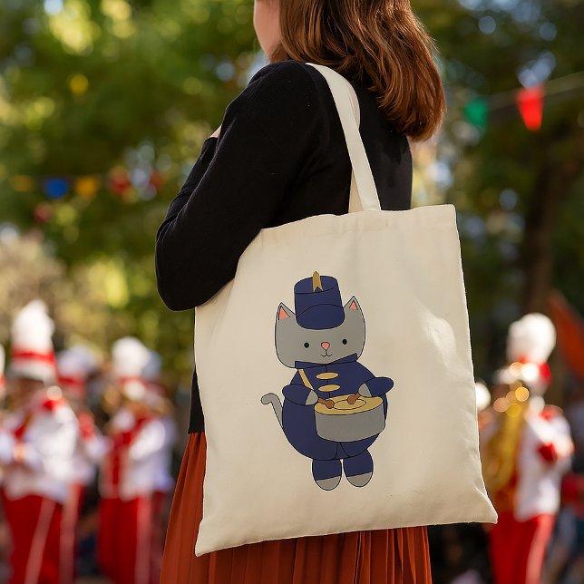 Marscherande Band Kattrummare Marinblå Guld Tygkasse (A tote bag with a cat playing the snare drum in navy blue and gold marching band uniform.)