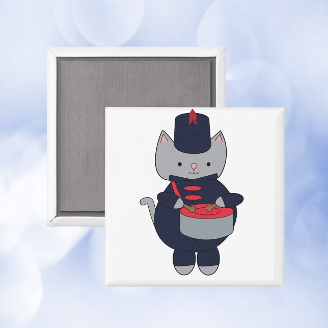 Marscherande Band Katttrumslagare Marinblå Röd Magnet (A magnet featuring a cat playing a drum in a navy blue & red marching band uniform.)