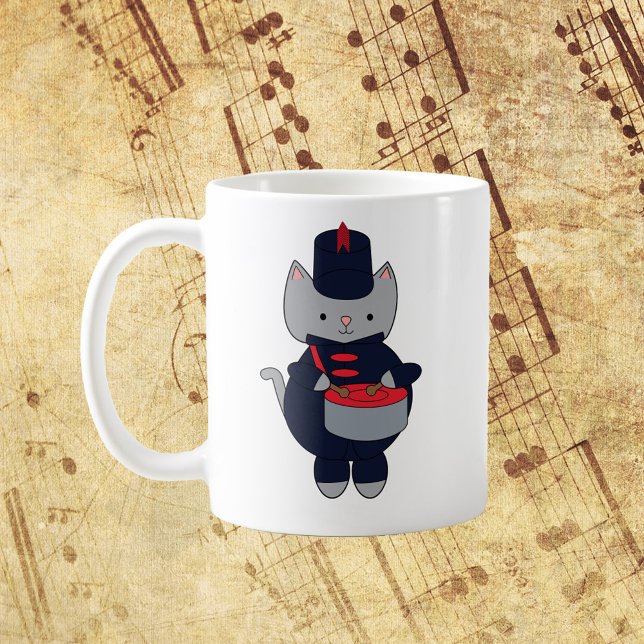 Marscherande orkester Slagtrumma Katt Marinblå Röd Kaffemugg (A mug with a gray cat playing the snare drum in a red and navy blue marching band uniform.)