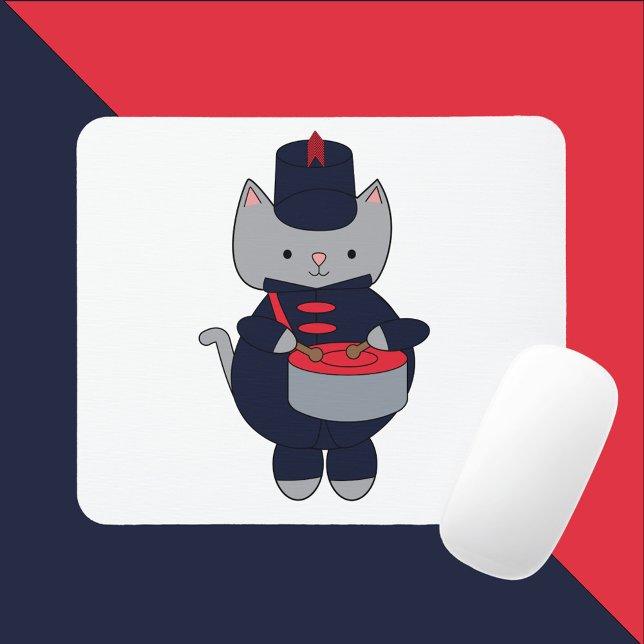 Marscherande trumma grå katt marinblå röd musmatta (A mousepad with a gray cat playing the snare drum & wearing a navy blue & red marching band uniform.)