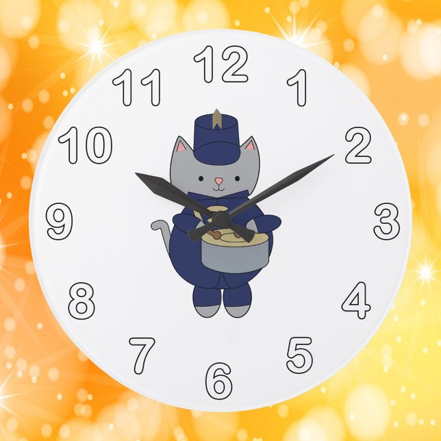 Marscherande trumma kattröja marinblå guld stor klocka (A clock with a snare drum playing cat in a navy blue and gold marching band uniform.)