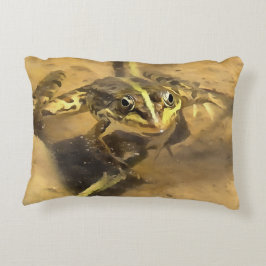 Marsh Frog nedsänkt i floden Vatten vid färgning Prydnadskudde