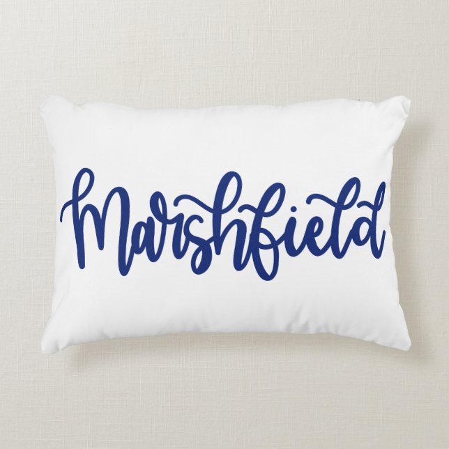 Marshfield Daety Scripts Pillow Prydnadskudde (Framsidan)