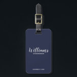Marskalkar för marin blå modern Personlig Bagagebricka<br><div class="desc">Modern Script Personlig Marskalkars Luggage Tag med personlig Groomsmans namn i vitt,  modernt skriptteckensnitt stil med rubrik och bröllop datum i modernt sans serif-teckensnitt stil på marin blå bakgrund. Även perfekt för Maid of honor,  Flower Girl,  Budens mamma,  Marskalkar,  Best Man med mera.</div>