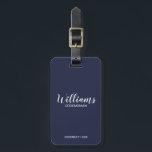 Marskalkar för marin blå modern Personlig Bagagebricka<br><div class="desc">Modern Script Personlig Marskalkars Luggage Tag med personlig Groomsmans namn i vitt,  modernt skriptteckensnitt stil med rubrik och bröllop datum i modernt sans serif-teckensnitt stil på marin blå bakgrund. Även perfekt för Maid of honor,  Flower Girl,  Budens mamma,  Marskalkar,  Best Man med mera.</div>