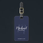 Marskalkar för marin modern Personlig Bagagebricka<br><div class="desc">Lägg till en personlig beröring till bröllop med personlig marskalkars bagagemärke. Den här bagagetaggen har personligens namn i det vita, moderna typsnittet stil och monogrammet i det ljusblå, moderna typsnittet stil som bakgrund med rubrik och bröllop datum i det vita, moderna sans serif-typsnittet stil på marin blå bakgrund. Perfekt för...</div>