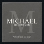 Marskalkar för svart elegant-Personlig Stenunderlägg<br><div class="desc">Lägg till en personlig beröring till bröllop med personligens marskalkar underlägg. Den här underlägg har personlig Groomsmans namn med rubrik och bröllop datum i vitt och monogram i grått som bakgrund, i klassiskt serif font stil, på svart bakgrund. Även perfekt för den bäste mannen, far av bruden, ring och mycket...</div>