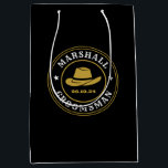 Marskalkar för western Cowboy Rustic Logotyp Perso<br><div class="desc">Personliger för marskalkar med westernt cowboytema. Dekorerad med cowboyhatt med vintagens westerna typsnitt. Text och färg kan redigeras med hjälp av Design Verktyg för att passa tillfälle. Skaffa den här anpassade presenten för bröllop,  reklamfest,  förlovningsfest eller andra specialtillfällen.</div>