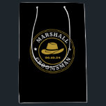 Marskalkar för western Cowboy Rustic Logotyp Perso<br><div class="desc">Personliger för marskalkar med westernt cowboytema. Dekorerad med cowboyhatt med vintagens westerna typsnitt. Text och färg kan redigeras med hjälp av Design Verktyg för att passa tillfälle. Skaffa den här anpassade presenten för bröllop,  reklamfest,  förlovningsfest eller andra specialtillfällen.</div>