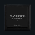 Marskalkar ger Elegant bröllop Party Best Man Minnesask<br><div class="desc">Den här snyggten är en groomsman svart presentlåda med marskalkarna namn, rubrik och datum skriven i ett trendig, lätt grått-minimalistisk typografi. Lägg helt enkelt till marskalkarnas namn, deras titel och datum i personaliseringsavdelningen för att skapa dina egna bröllopsfavörer. Även om det här visas som en presentlåda för en groomsman, kan...</div>