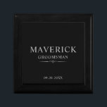 Marskalkar ger Elegant bröllop Party Best Man Minnesask<br><div class="desc">Den här snyggten är en groomsman svart presentlåda med marskalkarna namn, rubrik och datum skriven i ett trendig, lätt grått-minimalistisk typografi. Lägg helt enkelt till marskalkarnas namn, deras titel och datum i personaliseringsavdelningen för att skapa dina egna bröllopsfavörer. Även om det här visas som en presentlåda för en groomsman, kan...</div>