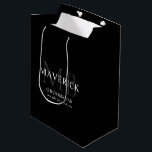 Marskalkar Gift Masculine Monogram Initial Black<br><div class="desc">Den här snyggtens monogrammade groomsman-presentväska har marskalkarna namn, initialer, titel och datum skrivet i ett trendig, vit minimalistisk typografi. Lägg bara till namn i marskalkarna, deras initialer, titel och datum i personaliseringsdelen för att skapa din egen presentpåse för bröllopsfest. Även om det här visas som en groomsman-presentväska, kan du enkelt...</div>