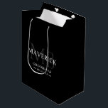 Marskalkar Gift Masculine Monogram Initial Black<br><div class="desc">Den här snyggtens monogrammade groomsman-presentväska har marskalkarna namn, initialer, titel och datum skrivet i ett trendig, vit minimalistisk typografi. Lägg bara till namn i marskalkarna, deras initialer, titel och datum i personaliseringsdelen för att skapa din egen presentpåse för bröllopsfest. Även om det här visas som en groomsman-presentväska, kan du enkelt...</div>
