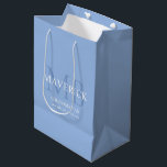 Marskalkar Gift Masculine Monogram Initial Blue<br><div class="desc">Den här snyggtens monogrammade groomsman-presentväska har marskalkarna namn, initialer, titel och datum skrivet i ett trendig, vit minimalistisk typografi. Lägg bara till namn i marskalkarna, deras initialer, titel och datum i personaliseringsdelen för att skapa din egen presentpåse för bröllopsfest. Även om det här visas som en groomsman-presentväska, kan du enkelt...</div>