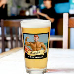 Marskalkar Pint Glass Series: Sip Saver Glaskopp<br><div class="desc">Få redo för en oförglömlig reklamfest med ett pint glas som kan få skratt! Anpassa glaset med en bild av groomsmans ansikte och namn för en superskoj groomsmans gåva! (Tips: använda borttagning av bild från designredigeraren för bättre återgivning ) bild representerar Sip Saver som visar sina muskler. Varje drink är...</div>
