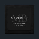 Marskalkar presenterar Monogram Wedding Favors Bes Minnesask<br><div class="desc">Den här snyggtens monogrammade groomsman-presentlåda innehåller marskalkarna namn, initialer, titel och datum i ett trendig, grått minimalistisk typografi. Lägg helt enkelt till namnen på marskalkarna, deras initialer, titel och datum i personaliseringsavdelningen för att skapa dina egna bröllopsfavörer. Även om det här visas som en presentlåda för en groomsman, kan du...</div>
