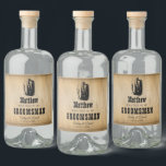 Marskalkar - Westerna Rustiska bröllopsfavoriter Spritflaskor Etikett<br><div class="desc">Den här triumfatoriska groomsmanpresenten har marskalkarna namn, brud och groom namn, titel och datum skrivet i en vintage, svart western typografi på en gammal papper grafikbakgrund. Lägg helt enkelt till namn i namn, rubrik och datum för marskalkar, brud och groom i personifieringsavsnittet för att skapa dina egna bröllopsfester. Även om...</div>