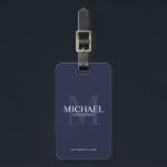 Marskalkarna namn och monogram för marin Personlig Bagagebricka<br><div class="desc">Lägg till en personlig beröring till bröllop med personlig marskalkars bagagemärke. Den här bagagetaggen har personlig Groomsmans namn med titel och bröllop datum i vitt och monogram i ljusblå marktblått som bakgrund, i klassiskt serif font stil, på marin blå bakgrund. Även perfekt för den bäste mannen, far av bruden, ring...</div>