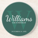 Marskalkarna namn och Monogram för personlig Underlägg<br><div class="desc">Lägg till en personlig beröring till bröllop med underlägg marskalkar för personlig. Den här underlägg har personlig Groomsmans namn i det vita klassiska skripttypsnittet stil med bröllop-detaljer i det vita klassiska serif-typsnittet stil och monogram i light emerald grönt Classic serif font stil som bakgrund, på bakgrundsbilden av smarald grönt. Även...</div>
