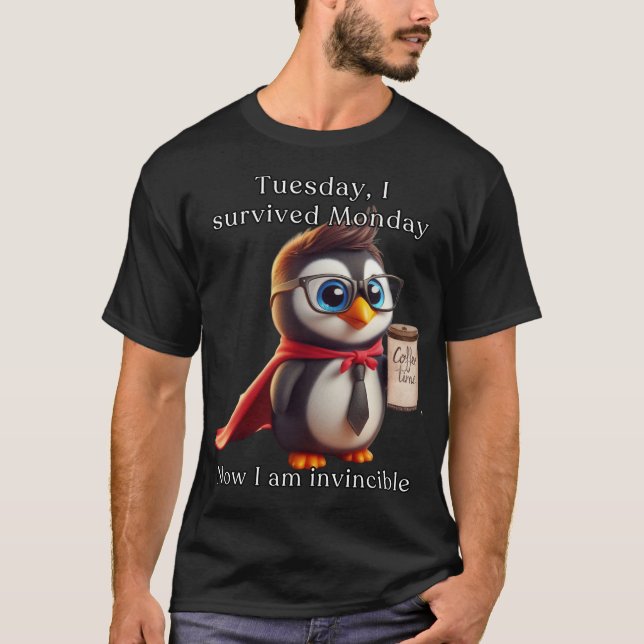 Martes, día de un nuevo café para recargar t shirt (Framsida)
