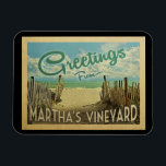 Martha's Vineyard Beach Vintage resor Magnet<br><div class="desc">I den här vintagen från Martha Vineyard finns en sandig strand med en vacker turkoshav över vatten och över havet,  ett blå himmel med gigantiska vita moln. I vintage resor stil.</div>