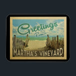 Martha's Vineyard Beach Vintage resor Magnet<br><div class="desc">I den här vintagen från Martha Vineyard finns en sandig strand med en vacker turkoshav över vatten och över havet,  ett blå himmel med gigantiska vita moln. I vintage resor stil.</div>