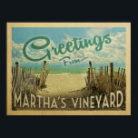 Martha's Vineyard Beach Vintage resor Poster<br><div class="desc">I den här vintagen från Martha Vineyard finns en sandig strand med en vacker turkoshav över vatten och över havet,  ett blå himmel med gigantiska vita moln. I vintage resor stil.</div>