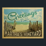 Martha's Vineyard Beach Vintage resor Poster<br><div class="desc">I den här vintagen från Martha Vineyard finns en sandig strand med en vacker turkoshav över vatten och över havet,  ett blå himmel med gigantiska vita moln. I vintage resor stil.</div>