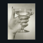 Martini Vykort<br><div class="desc">Kvinnohand som håller martini,  nära upp | FPG | Tillgångs-ID: 80087921</div>