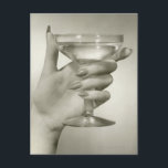 Martini Vykort<br><div class="desc">Kvinnohand som håller martini,  nära upp | FPG | Tillgångs-ID: 80087921</div>