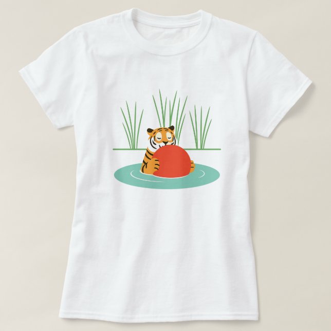 Maruay the Rescued Tiger i Sjö med Boll T Shirt (Design framsida)