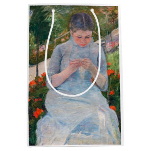 Mary Cassatt - Flicka som syr i en trädgård