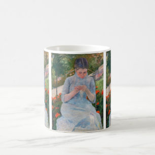Mary Cassatt - Flickor som syter i en Garden Kaffemugg