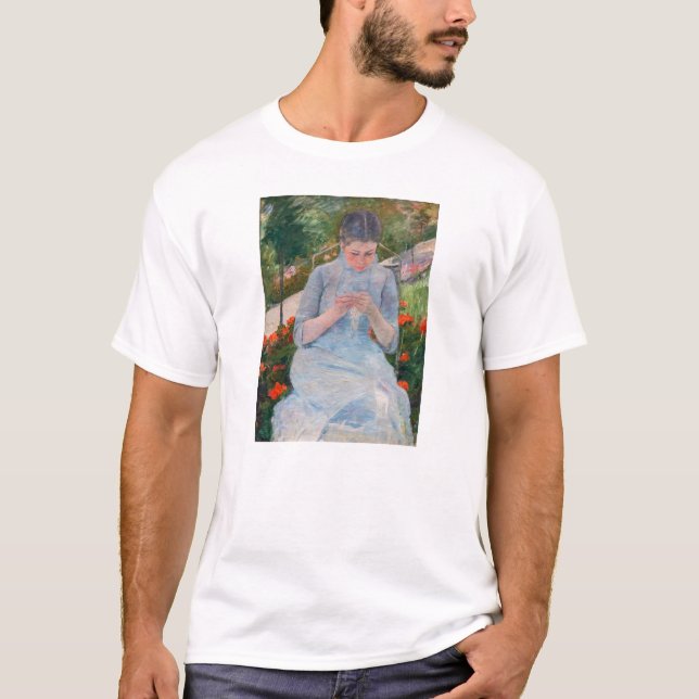 Mary Cassatt - Flickor som syter i en Garden T Shirt (Framsida)