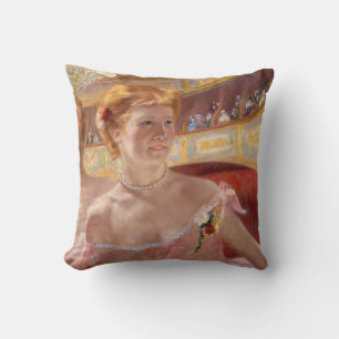 Mary Cassatt - Woman med Pearl Necklace i en Loge Kudde