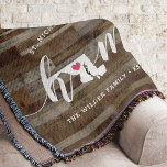 Maryland Hemstat Personlig Trälook Filt<br><div class="desc">Visa upp hemstatens stolthet med denna söta rustika kastrullfilt i falskt trä som har "home" i vit kalligrafiskrift med en siluettkarta över delstaten Maryland som ersätter bokstaven "O". En rosa hjärtrygg illustration inuti statskartan fullbordar designen; du kan ändra hjärtats position till din hemstad genom att öppna designverktyget och dra hjärtformen...</div>