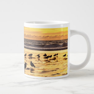 Måsar på stranden vid solnedgång jumbo mugg