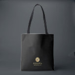 Masculine Black and Guld Personlig Bridesmaid Tygkasse<br><div class="desc">Lägg till en personlig beröring till bröllop med personlig bridesmaid i väskan. Den här väskan har ett svart monogram i guld-cirkeln inslag, med namn och rubrik i guld professionell stil på svart bakgrund. Även perfekt för maid of honor, blomsterflicka med mera. Obs! Folidinformationen simuleras i teckningen. Ingen faktisk folie kommer...</div>