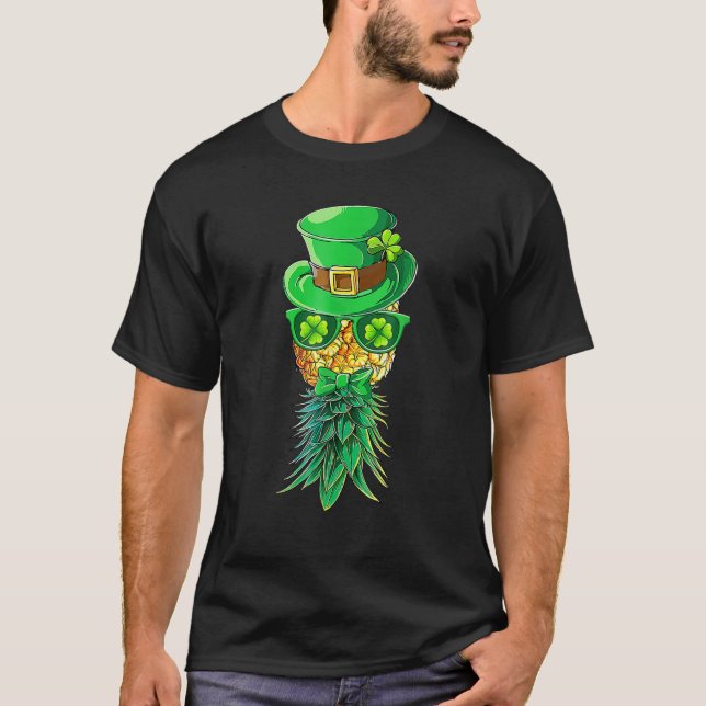 Mask Swinger Upside Down Pineapple St Patrick's Da T Shirt (Framsida)