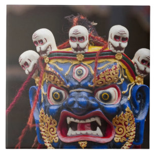 Maskdansuppträdande på Tshechu-festivalen 2 Kakelplatta