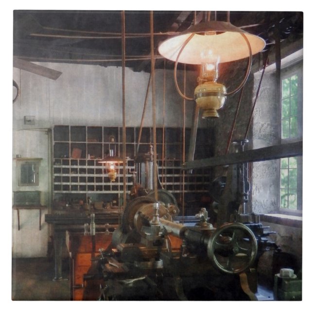 Maskin Shop med Lantern Kakelplatta (Framsidan)