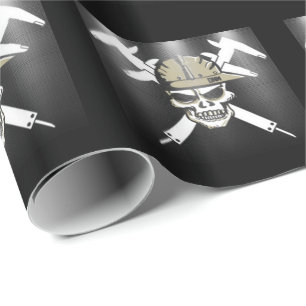 Maskinist som slår in papper presentpapper