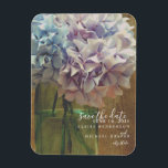 Mason Burk Hydrangeas Bröllop spara datum Magnet<br><div class="desc">En bröllop spara datum-magnet med ett foto av blått och lila vattenspel i en mason burk över en lada-bakgrund.</div>