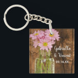 Mason Burk och Rosa Daisy Land Barn Bröllop<br><div class="desc">Anpassa den rustiska chicen Mason Burk och Rosa Daisys Landsbyggsbröllop Square Acrylic Keychain med det personliga namnen för briden och brudgummen och giftermål-ceremonin för att skapa en unik partiförmån eller keepsakpresenten för nylingarna. Den här charmerande anpassningsbarna ranch-temat nuptial nyckelring har ett höggradigt digitalt förbättrat foto av blommigt av en glaskonservburk...</div>