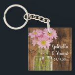 Mason Burk och Rosa Daisy Land Barn Bröllop<br><div class="desc">Anpassa den rustiska chicen Mason Burk och Rosa Daisys Landsbyggsbröllop Square Acrylic Keychain med det personliga namnen för briden och brudgummen och giftermål-ceremonin för att skapa en unik partiförmån eller keepsakpresenten för nylingarna. Den här charmerande anpassningsbarna ranch-temat nuptial nyckelring har ett höggradigt digitalt förbättrat foto av blommigt av en glaskonservburk...</div>